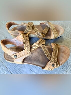 Taos ‘Trulie’ Leather Wedge Sandals in Stone. Size 41.